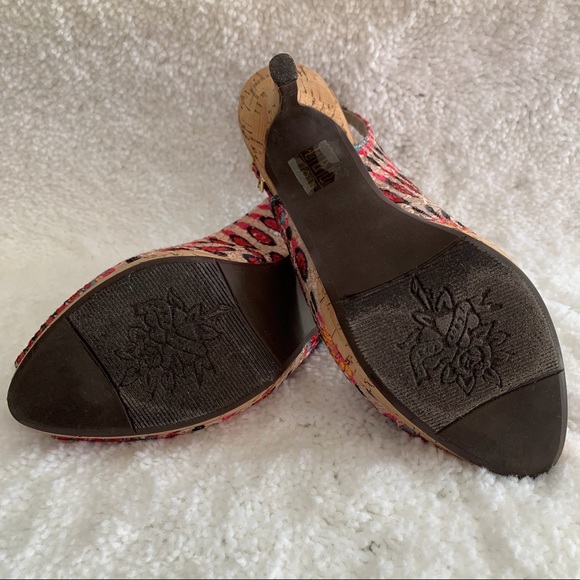 J Renee Peep Toe Heels 3 1/2 inch heel and cork 1/2 inch platform.  Size 6. - Picture 4 of 4